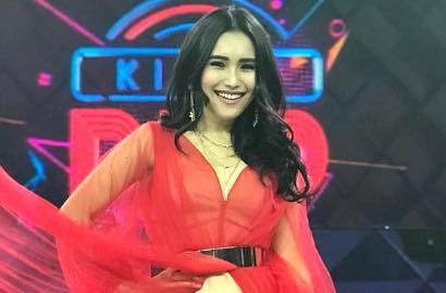 Tak Kapok Dikritik Nagita, Ayu Ting Ting Pakai Rok Mini dan Angkat Kaki Depan Ruben
