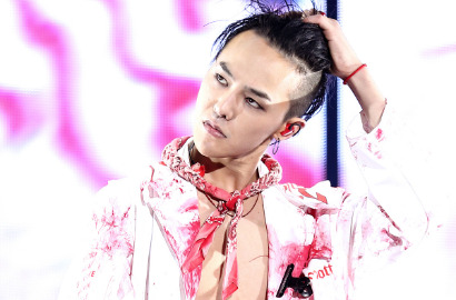 Lima Minggu Jalani Latihan Dasar, G-Dragon Tampak Ceria Keluar dari Pusat Pelatihan Militer