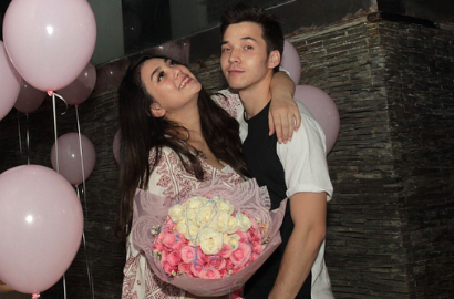Pamer Cincin Mewah Hadiah Stefan William, Celine Evangelista Jadi Wanita Terbahagia