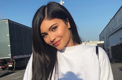 Kylie Jenner Pamer Pinggang Ramping, Fans Sebut Akibat Implan Payudara