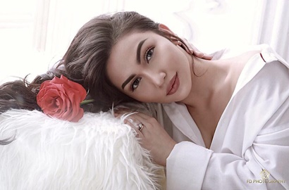 Jari Tangan Sakit, Ariel Tatum Tetap Eksis Unggah Selfie Cantik