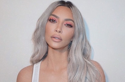 Perdana, Kim Kardashian Tunjukkan Foto Keluarga Bareng Anak Ketiga