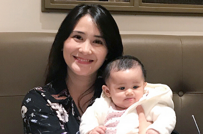 Cantik Pakai Mukena, Bayi Ryana Dea Bikin Gemas dan Mirip Boneka Barbie