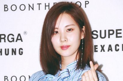 Cantik Pakai Mini Dress Putih, Seohyun Tebar Senyum Manis di Acara Ini