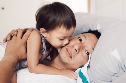 Ringgo Agus Unggah Pose Kompak Bareng Anak, Foto 'Hot' di Dinding Bikin Salfok
