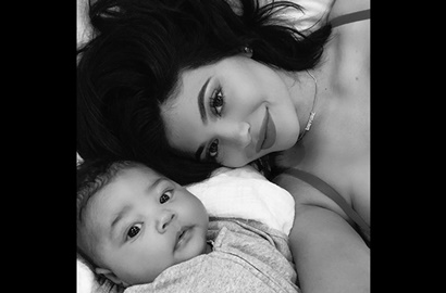 Menggemaskan, Kylie Jenner Pamer Wajah Ngantuk Stormi Webster