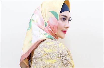 Mantap Berhijab, Penampilan Indah Dewi Pertiwi Secantik Bidadari Surga