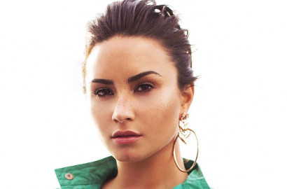 Unggah Foto Terbaru, Demi Lovato Pede Pamer Selulit