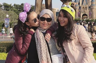 Merek Mahal, Scarf Ibu Ayu Ting Ting Saat ke Jepang Malah Bikin Netter 'Berantem'