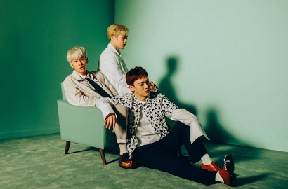 EXO-CBX Suguhkan Kesan Seksi dan Dewasa di MV 'Blooming Days'