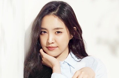 Unyu Hingga Seksi Umbar Pundak, Begini Gaya Na Eun Jadi Model Iklan Soju