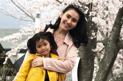 Ayu Ting Ting Lihat Sakura dan Disneyland Jepang, Belikan Banyak Hadiah Buat Bilqis