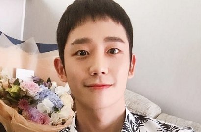 Jalan-Jalan Nikmati Musim Semi, Jung Hae In Bikin Netter Kesengsem
