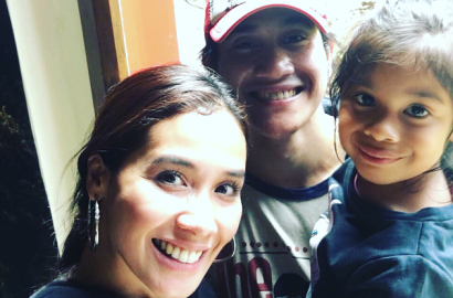 Unggah Foto Masa Kecil Sang Istri, Romantisnya Vino Bastian Tulis Caption Ini