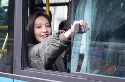 Dukung Joy, Red Velvet Kirim Truk Makanan ke Tempat Syuting 'Great Seducer'
