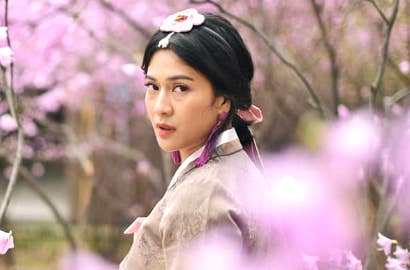 Dian Sastro Dipuji Mirip Song Hye Kyo Usai Berpose Cantik Pakai Hanbok