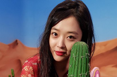 Selfie dengan Selipkan Bunga di Telinga, Sulli Malah Dibilang Mabuk Hingga Gila