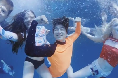 Bintangi Iklan Baru, Gong Yoo Girang Menyelam Bareng Model-Model Bule