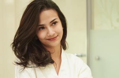Beredar Video Vanessa Angel Menenggak Minuman Keras di Kelab Malam