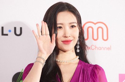 Kaget Hampir Terpeleset di Bandara, Ekspresi Wajah Sunmi Ini Jadi Sorotan