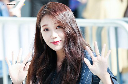 Ikuti Tren, Kocaknya Eun Ji A Pink Pamer Case Ponsel Yoo Byung Jae