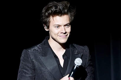Tampil di Glasgow, Harry Styles Pamer Foto Ganteng Pakai Kilt