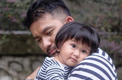 Unggah Foto Renang dengan Putrinya, Rio Dewanto Digoda Netter