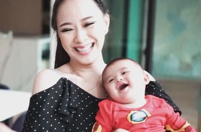 Perdana Gendong, Yuanita Christiani Dapat 'Kado' Mengejutkan dari  Anak Sandra Dewi