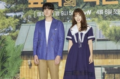 So Ji Sub Sibuk Masak, Park Shin Hye Nongkrong Cantik di 'Little House in the Woods'