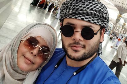 Umrah Bareng Ibunda, Wajah Tampan Ridho Rhoma Bikin Netter Terpesona