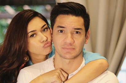 Bikin Iri, Nana Mirdad dan Andrew White Latihan Yoga Mesra di Ranjang