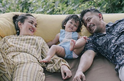 Rayakan Hari Kartini Bareng Anak dan Suami, Atiqah Hasiholan Beri Pesan Ini