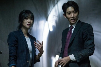 Lee Jun Ki-Seo Ye Ji Pecahkan Kasus Perdana di Still Cut 'Lawless Lawyer'
