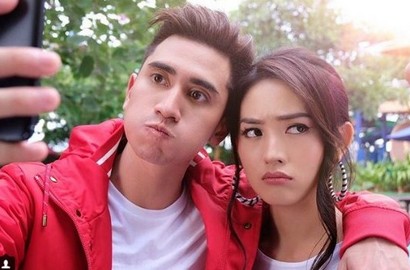 Cuek Nyinyiran Haters, Verrell Bramasta Malah Pangku Natasha Wilona
