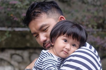 Adu Lucu dengan Anak, Ketampanan Rio Dewanto Bikin Netter Salfok