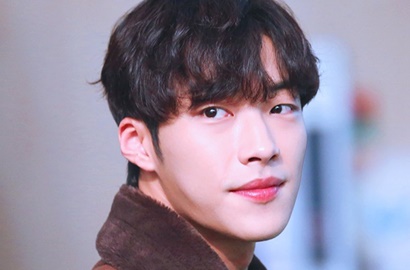 Woo Do Hwan Tunjukkan Senyum Manis dan Tatapan Hangat di Lokasi 'Great Seducer'