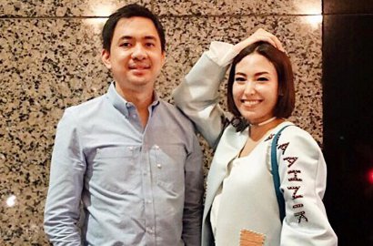 Lagi Kencan, Ayu Dewi Sebut Pose Bareng Suami Mirip Sedang Bimbel
