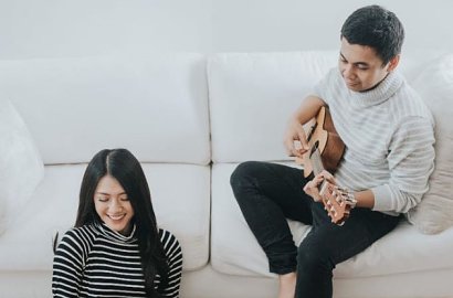 Bagikan Foto Pre-Wedding Romantis, Netter Ngakak Lihat Wajah Raditya Dika