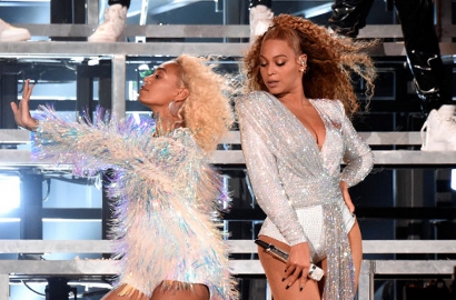 Tampil Heboh Bareng Sang Adik, Beyonce Malah Jatuh di Atas Panggung