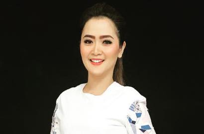 Pose Pakai Jubah Mandi Putih dan Kacamata Bulat, Vega Darwanti Tiru Gaya Syahrini?