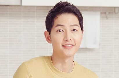 Hadiri Pernikahan Teman, Song Joong Ki Santai Pakai Busana Ini