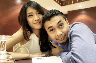 Lakukan Foto Prewedding di Kasur, Raditya Dika Makan Kapas Bantal?