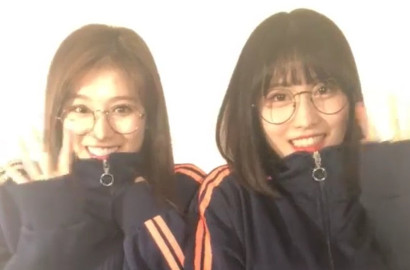 Tampil Bak Saudara Kembar di V Live, Sana dan Momo Twice Bikin Netter Gemas