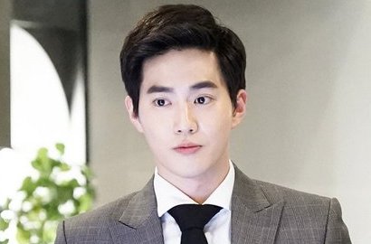 Perankan Cowok Jenius, Seriusnya Suho EXO Baca Naskah 'Rich Man'