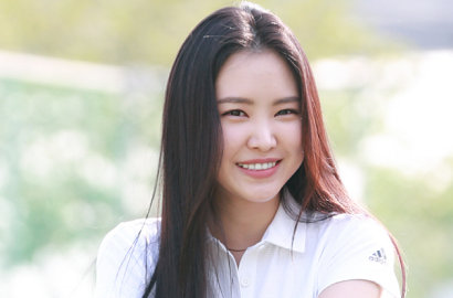 Tampil Sporty, Na Eun Tetap Seksi Pakai Legging Ketat di Acara Ini
