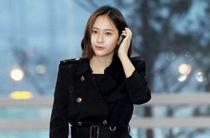 Tak Peduli Kritikan Netter, Krystal Berangkat ke Taiwan Tanpa Senyum