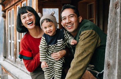 Foto Bareng Suami, Ekspresi Putra Andien Curi Perhatian