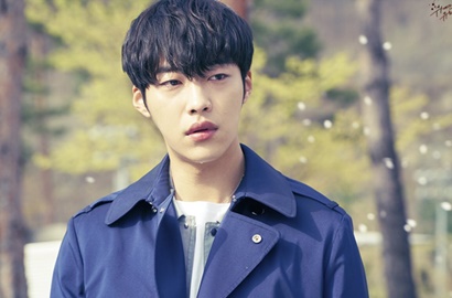 Fans Kirim Dukungan ke Lokasi 'Great Seducer', Woo Do Hwan Pamer Pose Imut