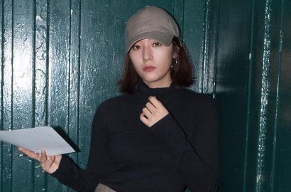 Pakai Busana Ini di Bandara, Krystal Malah Disindir Gemukan