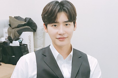 Lee Jong Suk Foto Bareng Pemain 'Hymn of Death' Ini, Ganteng Siapa?